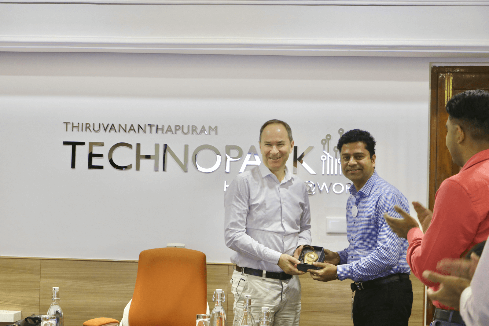 Shri Vasanth Varada, DGM Customer Relationship Technopark, presenting a memento to Mr. Hans-Joerg Hoertnagl.