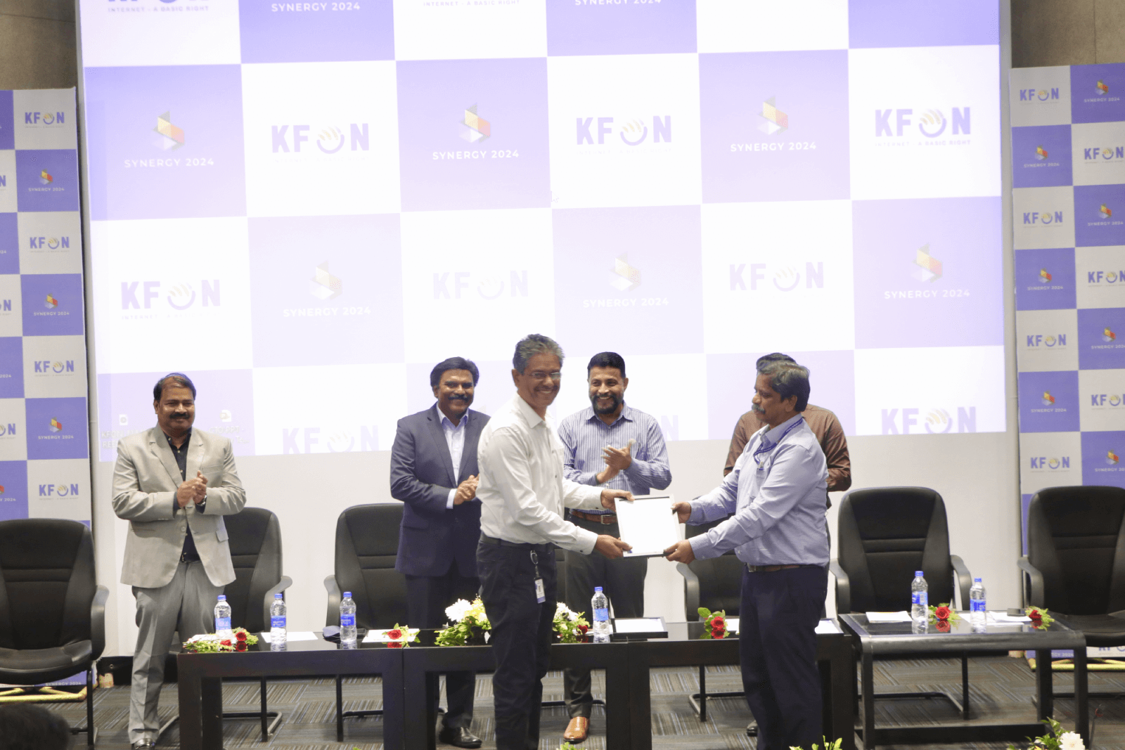 Mr. Moses Rajkumar, General Manager, KFON, presenting a token of appreciation to Mr. Prasadu Varghese, Vice Chairman, GTech and CEO, Ospyn Technologies.