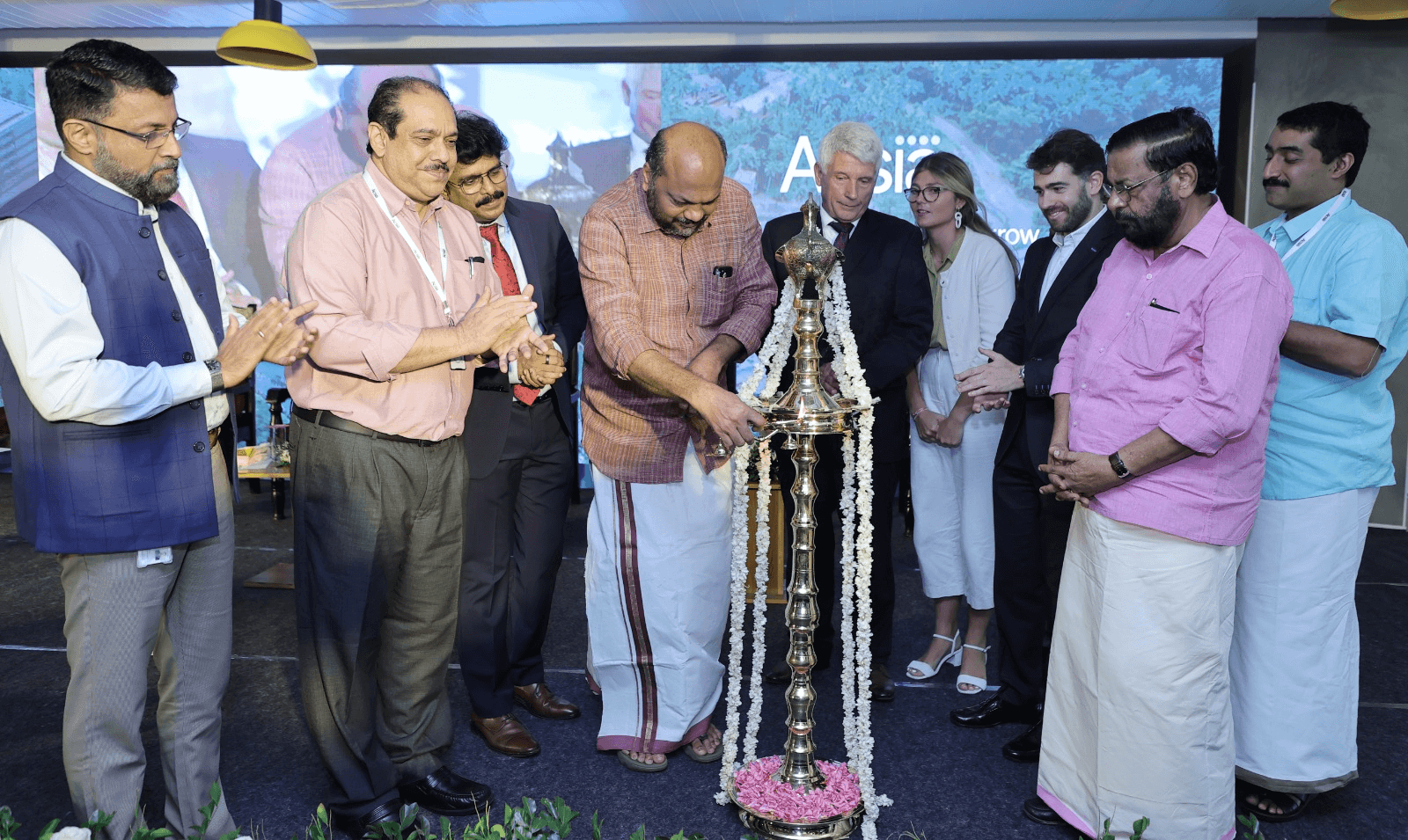 Shri. P Rajeev, Hon’ble Minister for Industries, Law, and Coir, Government of Kerala, lighting the inaugural lamp.