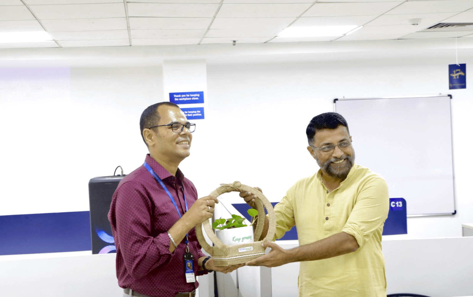 Col Sanjeev Nair (Retd), CEO, Technopark presenting a token of appreciation to Mr. Krishnadas Pisharam, CEO, Srishti Innovative.